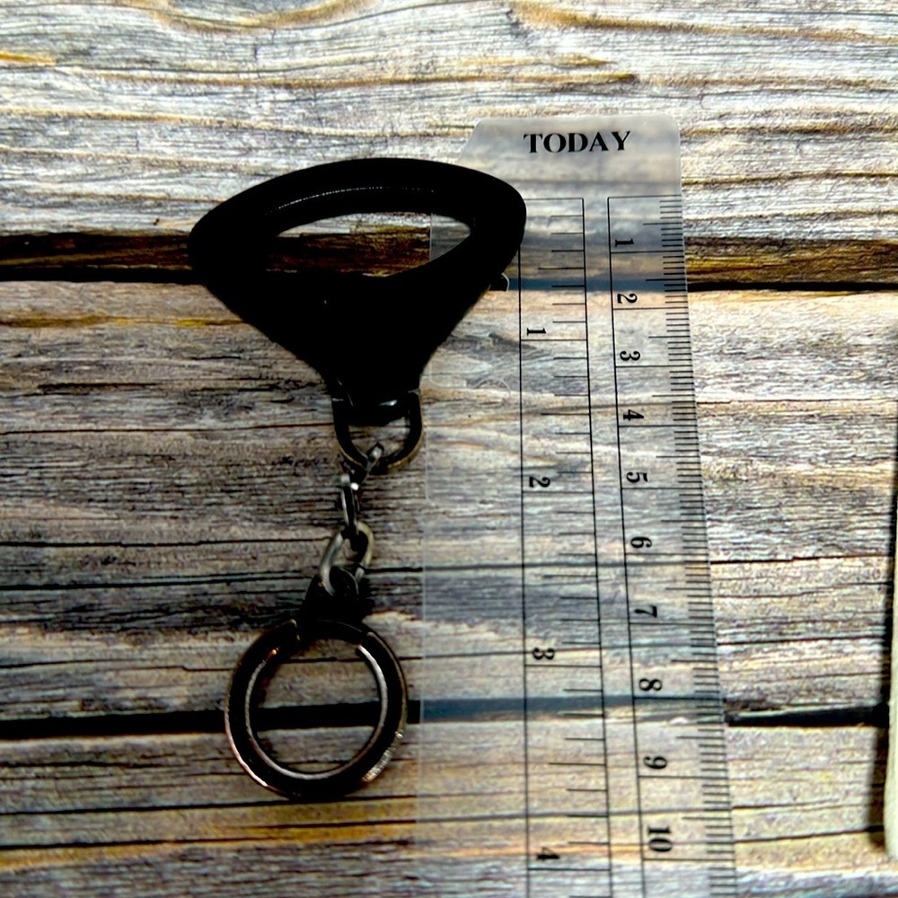 Louis Vuitton limited edition keychain edition, Vogue Porte-Clé Épi Z. - Picture 2 of 4